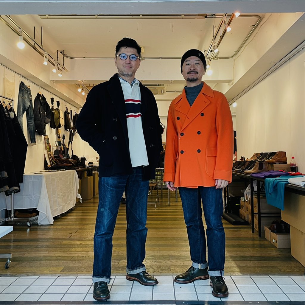 Sunawachi's tweet photo. 私が着るとハンターみたいになるかもしれませんが、オレンジのピーコート。同型のネイビーはフナナカさん。
#DCWhite https://t.co/XRUmeIYO1H
