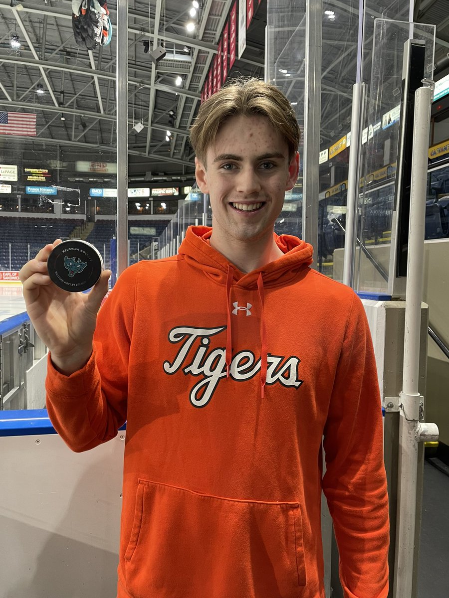 A night of firsts, Kadon McCann bangs home his 1st #WHL goal tonight against Kelowna. Congrats Canner! First of many.

#WHL #MedHat #YXH
