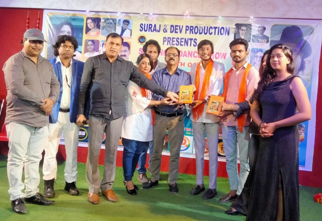 gauputragzb's tweet photo. SURAJ & DEV PRODUCTION Present || Singing & Dance Show 2023 द्वारा आयोजित सुंदर भव्य कार्यक्रम में #VIPGUEST बनकर सम्मलित होने पर "#श्रीमद्भगवद्गीता" सम्मान में देकर गौवंश हित प्रति प्रोत्साहन बढ़ाने के लिए हृदय से पूरी टीम का बहुत-बहुत साधुवाद एवं धन्यवाद। 🙏🚩🚩 https://t.co/WOZDLpthPA