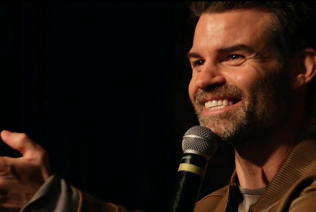 barbiehybridken's tweet photo. Joseph Morgan and Daniel Gillies were in Chicago and they were on stage together for the Vampire Fan Weekend Chicago panel! I love Doseph so much, I love the brotherly bond between them. They are both fun and wonderful🫂💙🩵
#TVDChi (credit: @CreationEnt) https://t.co/yyXxKpq9Vc