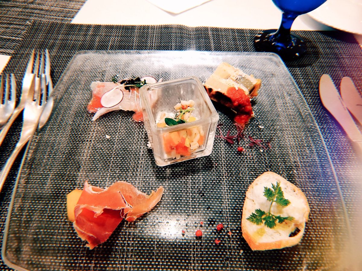 「これは昨日英気を養う儀で食べた美味しいものたちの記憶とレベルアップが近いからと頂」|やまのイラスト