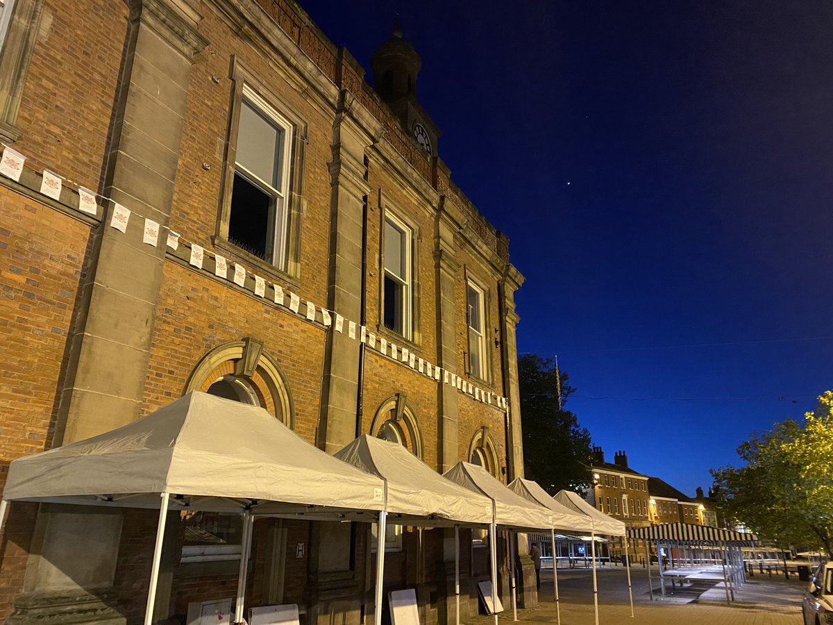 castleartisan's tweet image. #Newcastleunderlyme a bit chilly but looking beautiful this morning  for our Castle Artisan Market 🤩
#earlystart #gazebosetup #marketday #sundayfunday #LoveNUL
