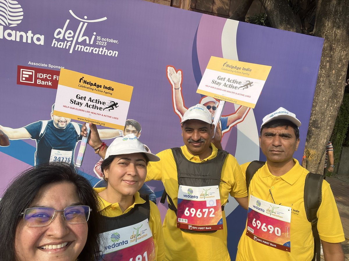 Helpageindia's tweet photo. It’s just another feeling when you run for a cause which is so close to your heart. The #HelpAgeIndia team runs for the elder cause at the #vdhm2023 #DelhiMarathon encouraging the spirit of active ageing and showing their support to elders.
#GetActiveStayActive #RangDeDilli #getsetgo
