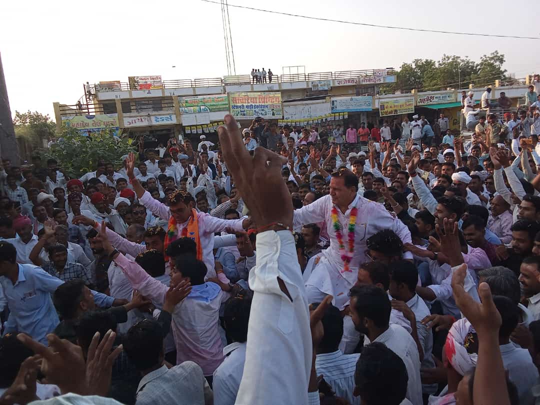 ChamnPatel's tweet photo. #साँचोर_भाजपा_प्रत्याशी_बदले
साँचोर की जनता को बिन पूछे टिकट पर हक करने वाले लोग साँचोर का भला नही कर सकते
हमारी भाजपा से एक ही मांग #साँचोर_भाजपा_प्रत्याशी_बदले https://t.co/7NahE98A2J