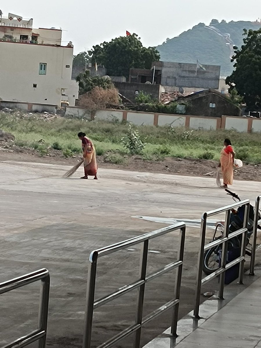 Hardevs49014053's tweet photo. Chotila ST bus Station, https://t.co/UtAsayuvhq