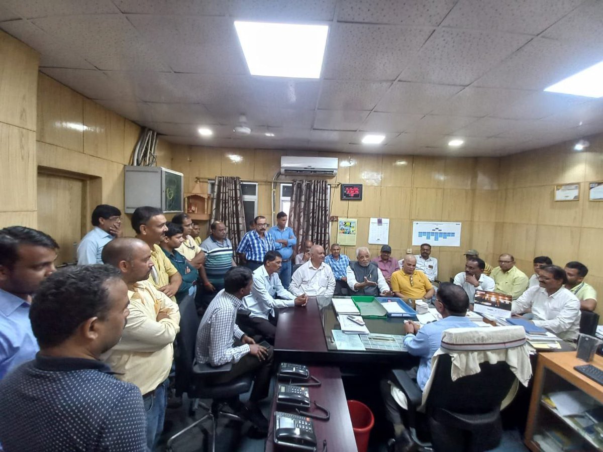 2 दिन पूर्व बोकारो के सेल में बोकारो स्टील वर्कर यूनियन (INTUC )के बैनर तले बोकारो  इस्पात कारखाना में श्रमिकों से मिला एवं श्रमिकों की समस्या को जाना तत्पश्चात प्रबंधन के समक्ष रखा l
Steel Authority of India Limited
#BSWU 
#INTUC