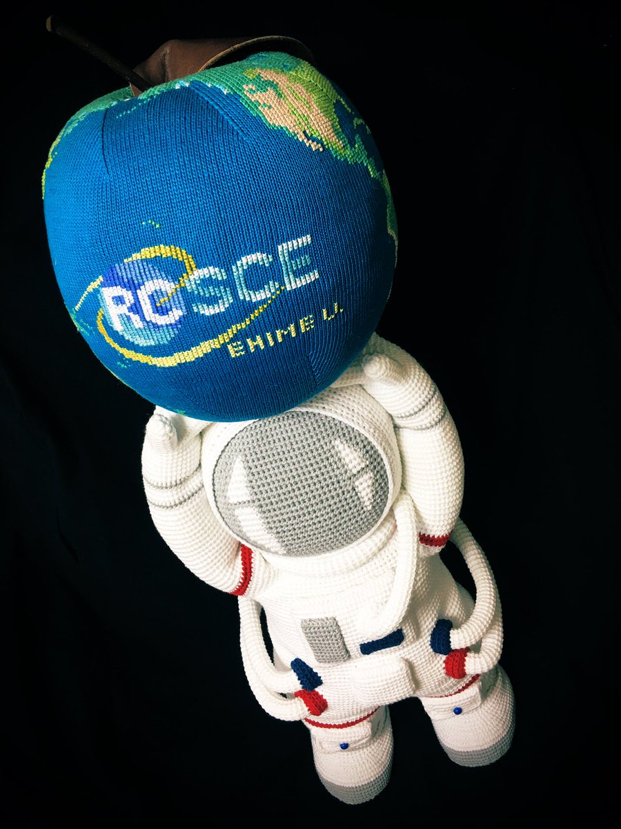 bon_chic's tweet photo. そして、かねてより宇宙進化研究センターをアピールするアイテムとしてご所望いただいていた地球りんごを納品しました。公式ロゴ入り直径30cmの特大サイズ。大学内に設置してくださるそうです。日々宇宙の研究をされる方々のお側に居られるなんて光栄です。 #bonworks https://t.co/rnWtOENPJL