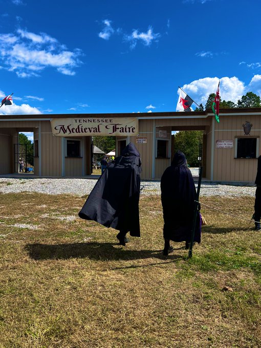 This is the only pic I took at Ren-Faire 😣 I was so joyfully distracted, I didn&rsquo;t think about my phone<a href="/tag/realloyalfans"class="tags"><span>#realloyalfans</span></a>