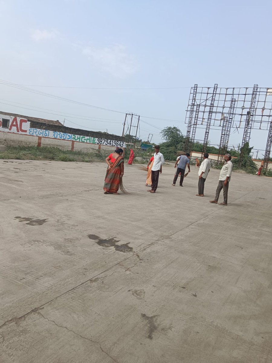 Hardevs49014053's tweet photo. ST bus Station, Chotila https://t.co/GqCV85COHu