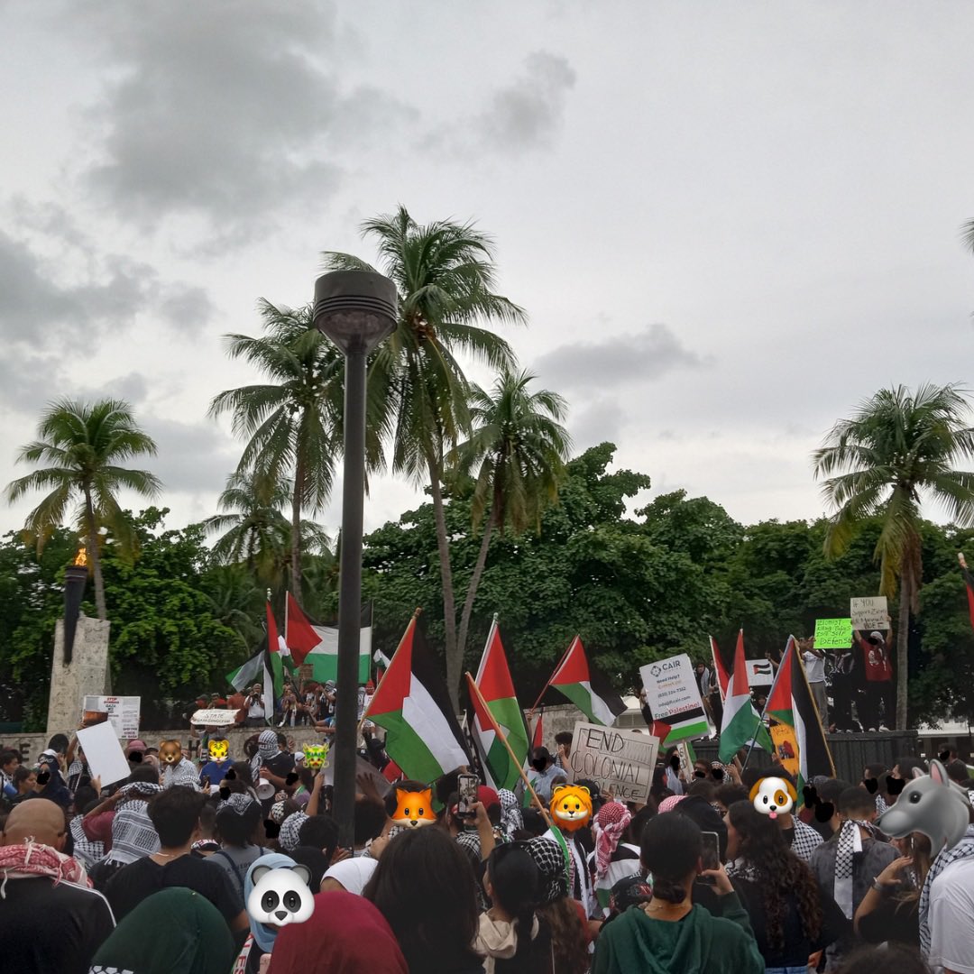 solidaritysfl's tweet photo. Hundreds of Palestinians, Jewish anti-Zionists, socialists, and anarchists rally in Miami Friday evening in support of Palestine! Miami ➡️ Palestine 🇵🇸

#AbajoElImperio #FreePalestine #VivaPalestina #AntiImperialist #HandsOffPalestine #ProtestMiami #MiamiProtest https://t.co/ZPwjVyljWH