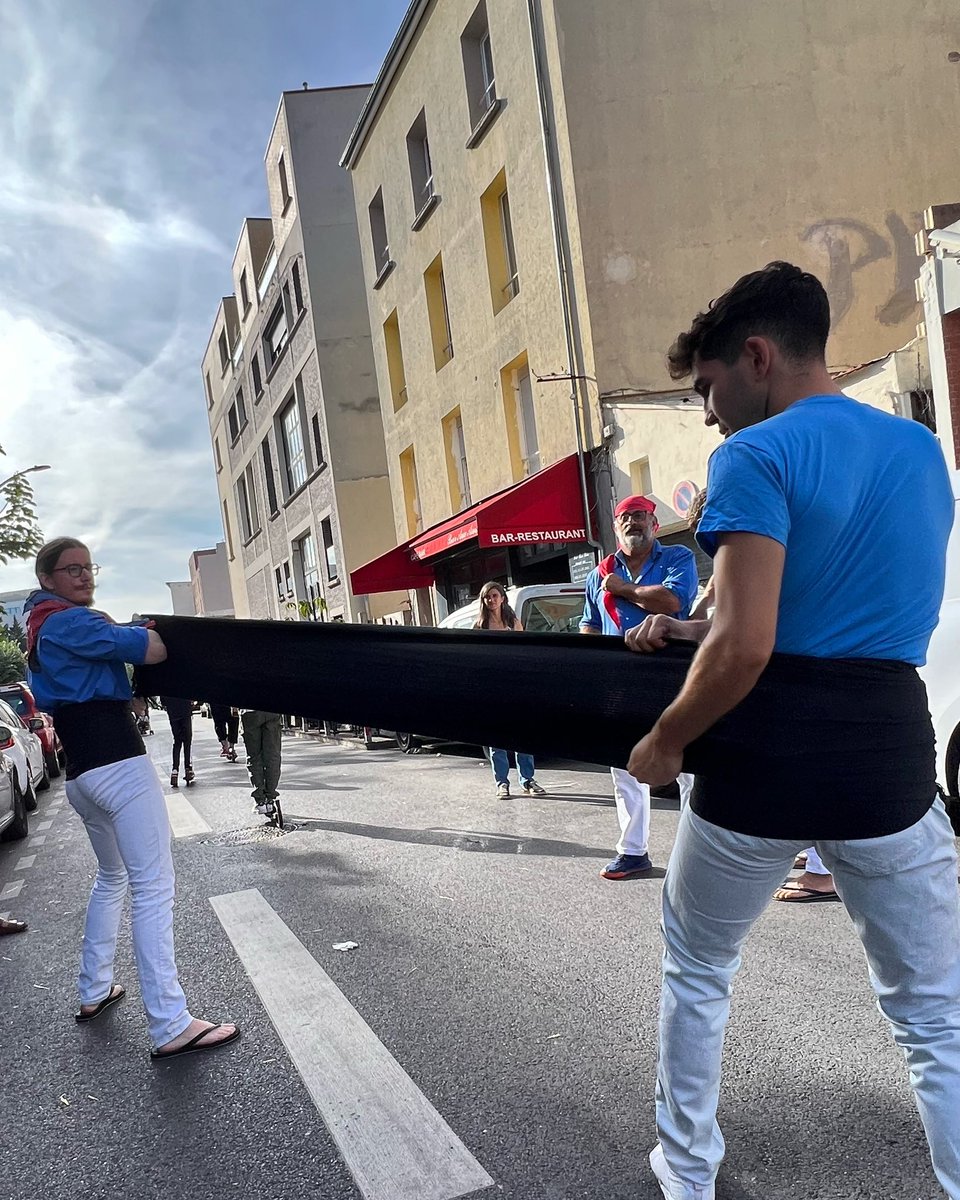 Geperuts's tweet photo. Attention ⚠️
Avec l'arrivée du froid🧣, nous nous rassemblons aujourd'hui au Centquatre!
📍5 Rue Curial
🕓16.00h
#castells #patrimoinevivant #castellersaroundtheworld #castellers #colla #collacastellera #assaig #orgullcasteller #femcastells #fempinya #humantowers https://t.co/qOUPGgJ21Y