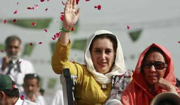 osamayawark's tweet photo. وہ بہن کسانوں کی پیاری
وہ بیٹی مل مزدوروں کی
وہ قیدی تھی زرداروں کی
عیاروں کی سرداروں کی
جرنیلوں کی غداروں کی
ایک نہتی لڑکی تھی
اور پیشی تھی درباروں کی
’تم کتنے بھٹو مارو گے
ہر گھر سے بھٹو نکلےگا
#Karsaz #18thOct #PPP https://t.co/JivdQ0OqLo