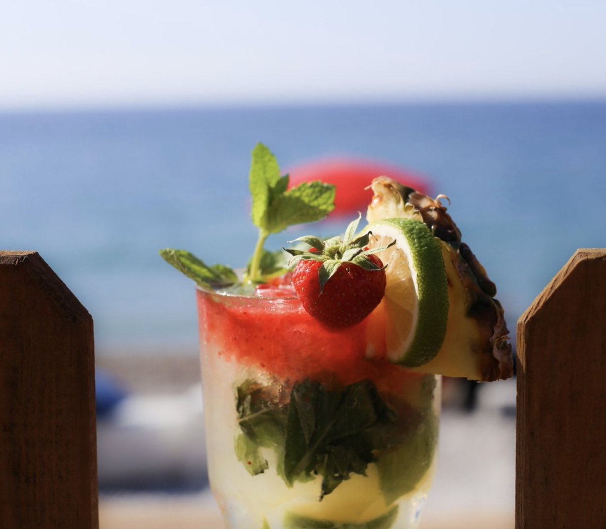 [ #BoutiqueHotelNice - #CotedAzurFrance ]
Excellent dimanche à toutes et tous depuis la @PlageBeauRivage ! #Mojito time! @VisitCotedazur @ExploreNCA