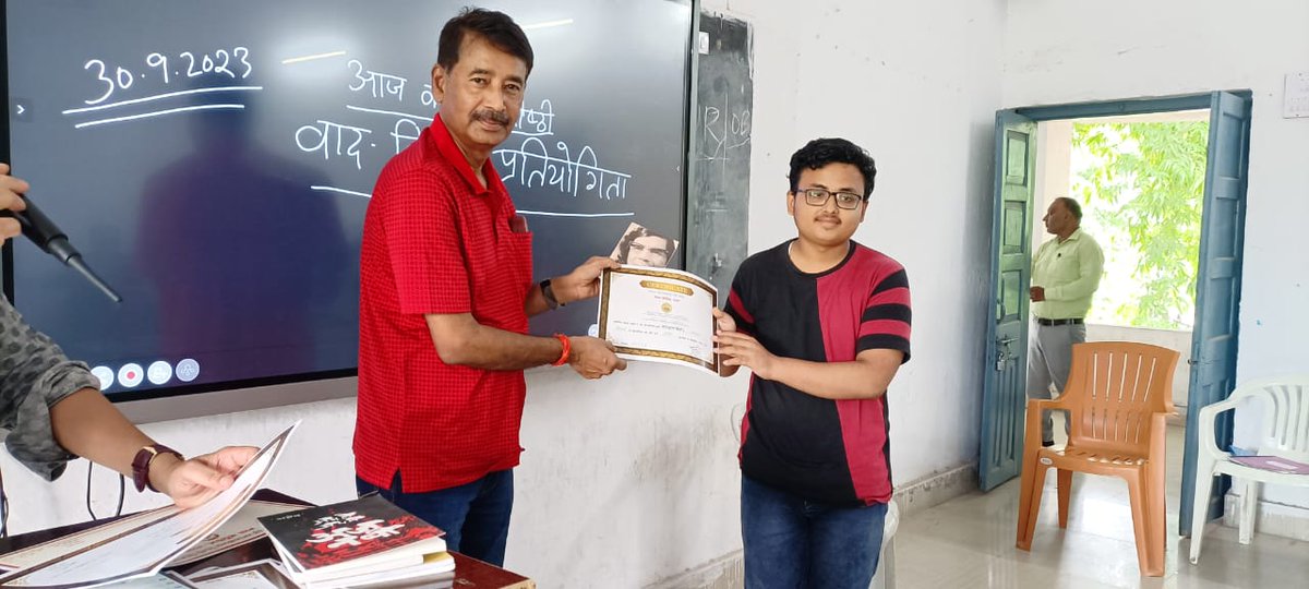 RealBalkrishna's tweet photo. गत शनिवार 16/09/23 को  मुझे रचनात्मक लेखन में तृतीय पुरस्कार मिला । मैंने संस्मरण लिखा ''मेरी पहली हवाई यात्रा''
#creativewriting #writersofinstagram #poetry #writingcommunity #writing https://t.co/CRUEIoyU96