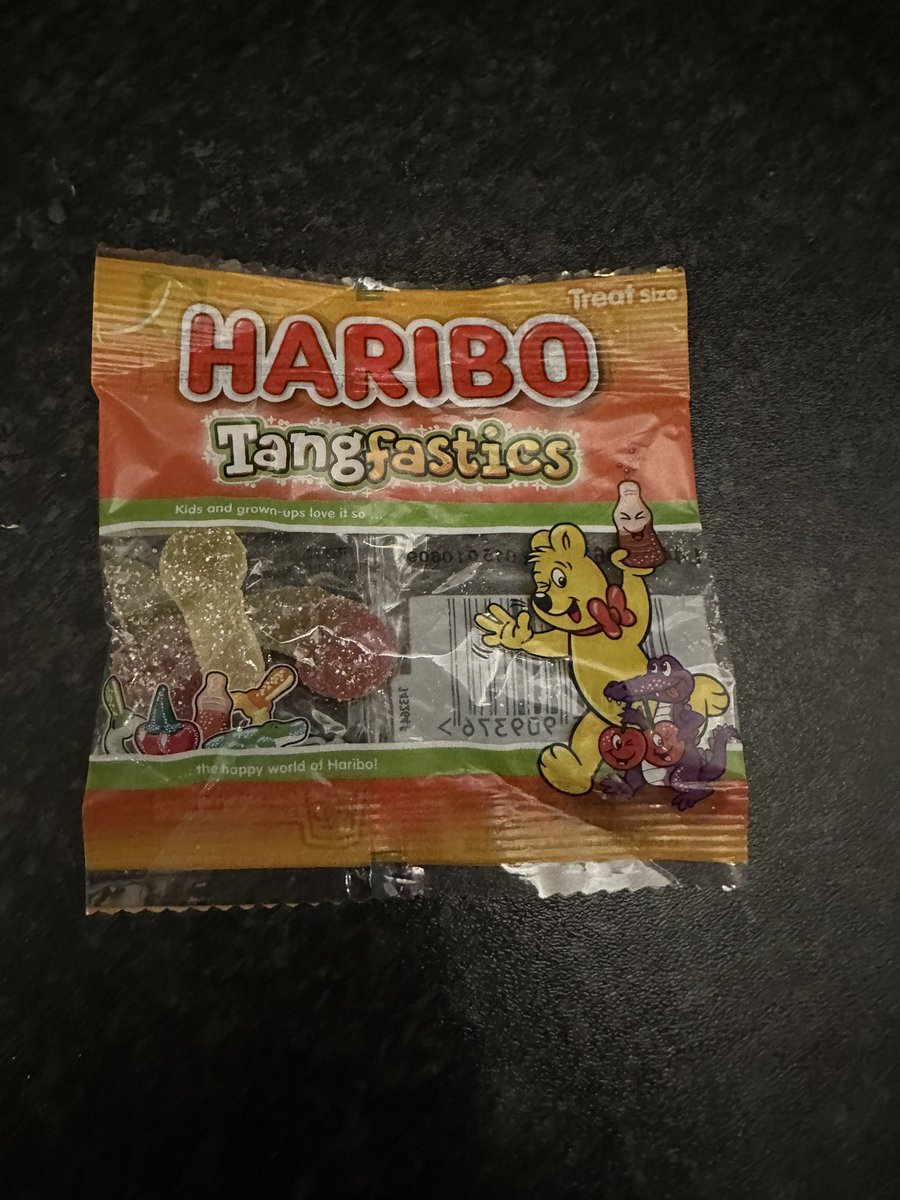 WellzyRyder's tweet photo. @HariboUKI_ what in the crisis budget cutting crime is this. How’s there only 3 pieces in the whole pack. I know times are hard but am I paying for just the wrapper now. I think I need counselling. https://t.co/qSl4wbtjPx