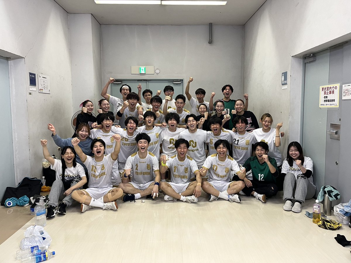 【入れ替え戦 結果】
  東洋大学33  -  32慶應義塾大学

2部昇格です🔥
延長戦までいき、1点差で勝利しました。沢山のご声援ありがとうございました！
4年生は今回の試合で引退です。本当に本当にお疲れ様でした。

#東洋大学男子ハンドボール部 #東洋大学 #ハンドボール部 #ハンドボール #handball