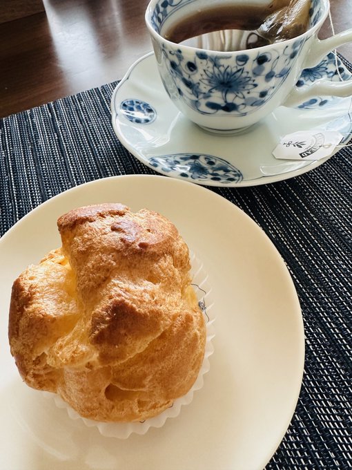 日曜日の昼下がり
優雅にティーブレイク。

原稿は真っ白でございますのよ。
オホホホホ 