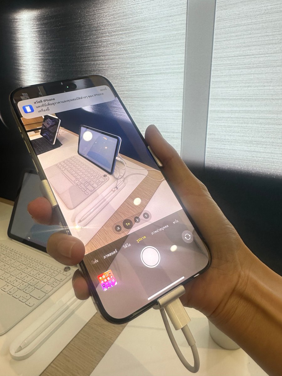nirachonpatong's tweet photo. นี่มาดูเครื่อง #iPhone15 ที่ช้อป #ดีแทค  2 รอบได้แล้ว ซึ่งมันน่าซื้อมาก เครื่องก็สวย พออยากได้ใจมันก็ว้าวุ่นเลยทีนี้ แล้วโปรดีแทคก็โอเคเลยนะ https://t.co/vGnTQwG0jz