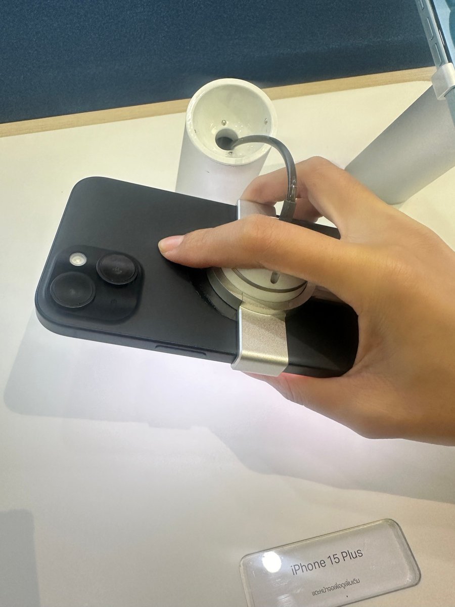 nirachonpatong's tweet photo. นี่มาดูเครื่อง #iPhone15 ที่ช้อป #ดีแทค  2 รอบได้แล้ว ซึ่งมันน่าซื้อมาก เครื่องก็สวย พออยากได้ใจมันก็ว้าวุ่นเลยทีนี้ แล้วโปรดีแทคก็โอเคเลยนะ https://t.co/vGnTQwG0jz