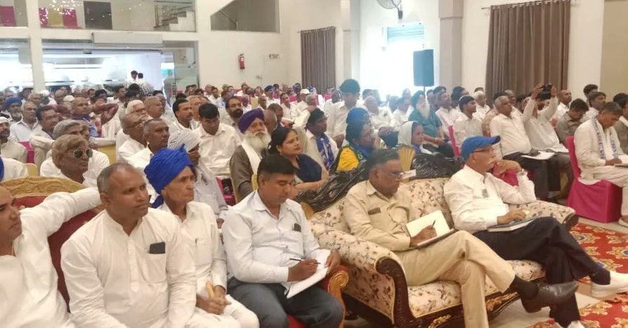 bspforharyana's tweet photo. माननीय बहन कुमारी @Mayawati जी के आदेशानुसार बसपा की प्रदेश स्तरीय समीक्षा बैठक में मुख्य अतिथि श्री रणधीर सिंह बैनीवाल जी एवं श्री कुलदीप बाल्यान जी रोहतक में पहुंचे।

पार्टी को सैक्टर व बूथ स्तर पर मजबूत करने व संगठन की कमजोरीयों को दूर करने का फैसला लिया। 

जय भीम 💙✊ https://t.co/Q8DywK3A4y
