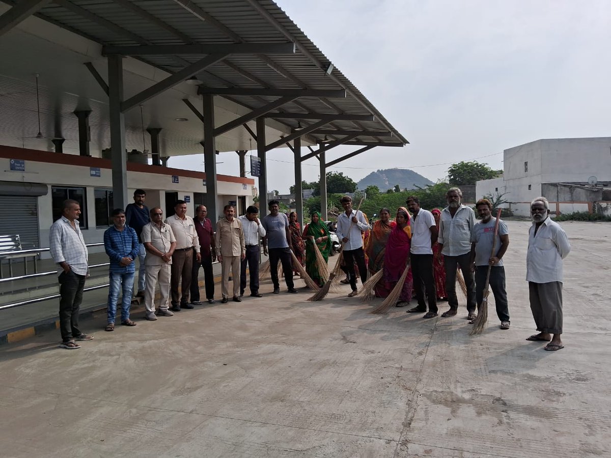 Hardevs49014053's tweet photo. @OfficialGsrtc ST Bus Station ,Chotila https://t.co/GUmjIgt3ja