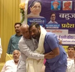 bspforharyana's tweet photo. रोहतक हरियाणा में प्रदेश स्तरीय समीक्षा बैठक में बहुजन समाज पार्टी हरियाणा के प्रदेश अध्यक्ष भाई @SorkhiRajbir जी को शाल ओढ़ाकर सम्मानित करते हुए...

अबकी बार हरियाणा में बसपा सरकार ✊💙🐘 https://t.co/fZF1sKvd4c