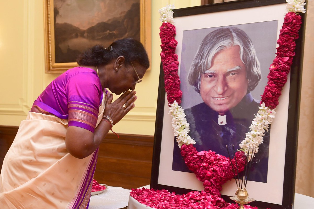 rashtrapatibhvn's tweet photo. President Droupadi Murmu paid homage to Dr APJ Abdul Kalam, former President of India on his birth anniversary at Rashtrapati Bhavan https://t.co/FQ4z7ZN7Wa