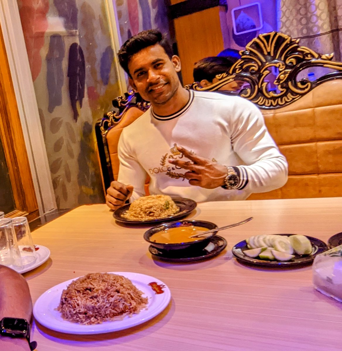 ikramkhansm's tweet photo. What diet?
#eating #white #fitness #fitnesslife #food #restaurant #gymmotivation #gymlife #eatsmart https://t.co/MNIkojiiEE