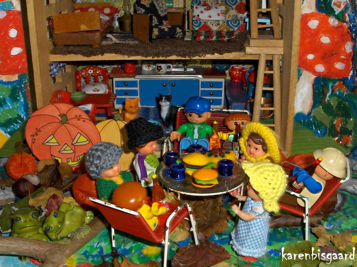 KarenBisgaard1's tweet photo. https://t.co/R04BIGFjnx
#Halloween #pumpkins #dolldisplay #aridolls #dollstory #dolltale https://t.co/giN0fHvcUL
