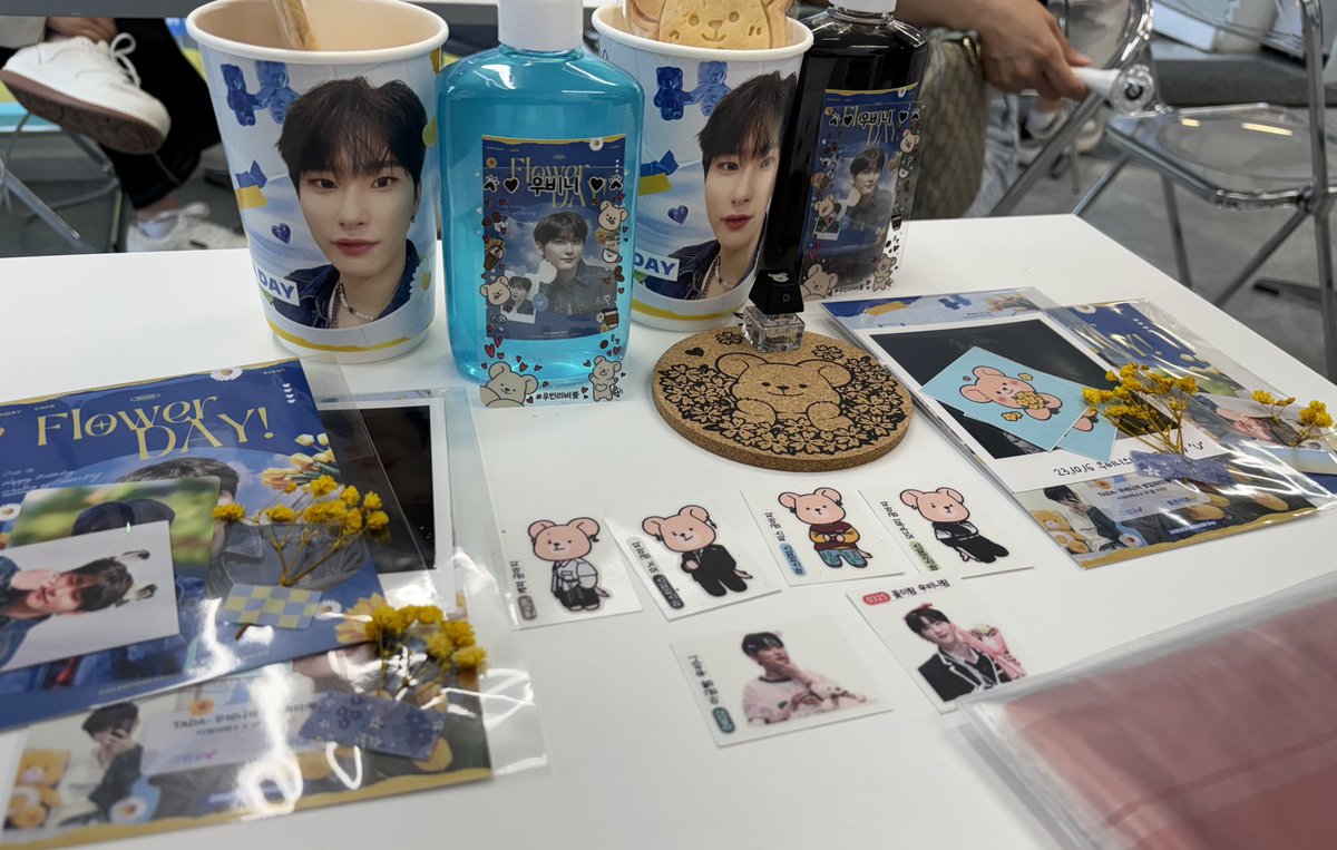 _h_wj_0322's tweet photo. 들어가자마자 우빈이의 향기로 가득해서 너무 좋았던 곳🤍💛💙
특전들도 붕방 곰아지 대장답게 곰돌곰돌🐻
다콩이도 축하 잔뜩 하고왔다지요🫶

#붕방_곰아지의_생일파티
#Flower_DAY
#넌_내게_지지_않을_sunflower_우빈 https://t.co/wQuJSDBi5b
