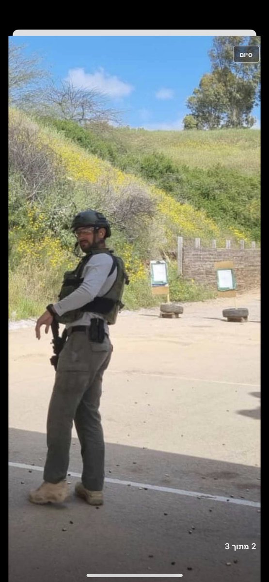 sivanhakolkalul's tweet photo. *לבקשת אישתו מי שיכול לעזור להפיץ את הסיפור של סער עם התמונה*

סער מרגוליס תושב קיבוץ כיסופים ולשעבר רבש"צ הקיבוץ, כשהבין שיש חדירה ליישוב כיסופים, שם את אישתו וילדיו בממד, אילתר עם כמה בודדים כיתת כוננות מאולתרת ונלחם עד הרגע האחרון להגן על משפחתו, ביתו, חבריו, שכניו, נלחם באומץ רב ונפל כגיבור !

אישתו יסמין מרגוליס:
סער הגיבור של כולם ואחכ שלי מילא את תפקידו האמיתי, להציל את ביתו, האנשים איתם גדל ורק אחרי שמנע הרס גדול בהרבה ממה שיכל להיות נהרג בהתקלות מול פני הרוע האכזר ביותר.
בשעות הבוקר עם קריאת הצבע אדום, מבלי להסס, יצא כי שמענו שיש משהו גדול יותר וכך היה.
הקיבוץ הוצף בחוליות מחבלים.
סער הראה לי איך לנעול את הממד ואמר את יודעת שבחיים לא אסלח לעצמי אם אשאר כאן.
אמר: " אני הולך להציל את הבית ובא".
הוא לא חזר, אבל בזכות התושייה שלו אנחנו כאן