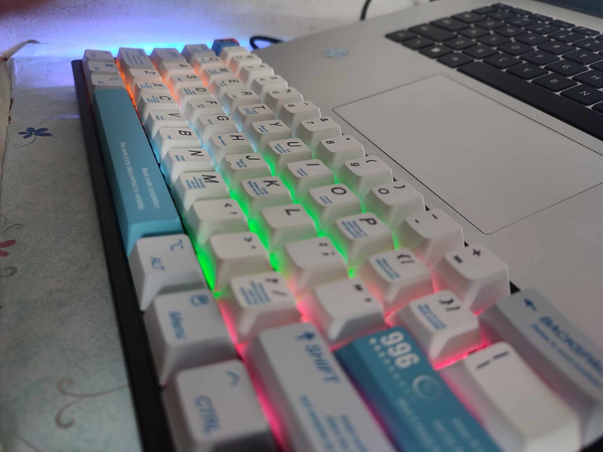Santicodee's tweet image. keycaps check🤪