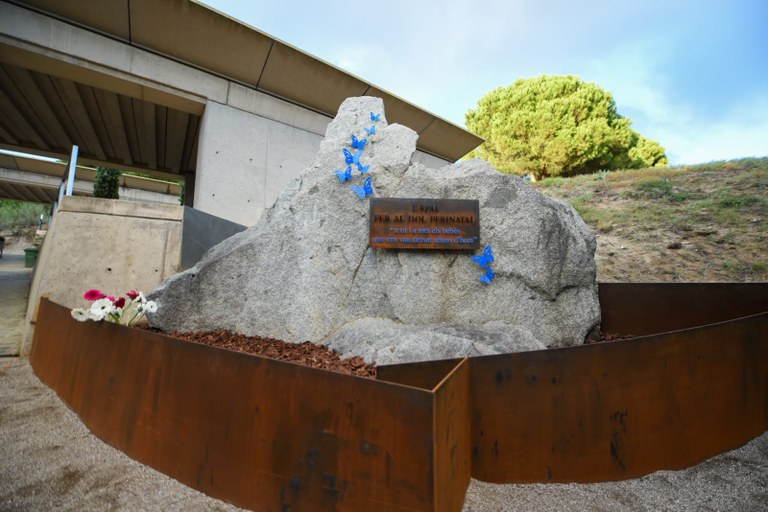 Avui és el Dia Mundial de la mort gestacional i neonatal, en record dels infants que moren durant l’embaràs, el part o poc després, i per prendre consciència de la realitat d’un dol sovint minimitzat.

El Cementiri de Les Valls de #Mataró disposa d’un espai per al dol perinatal