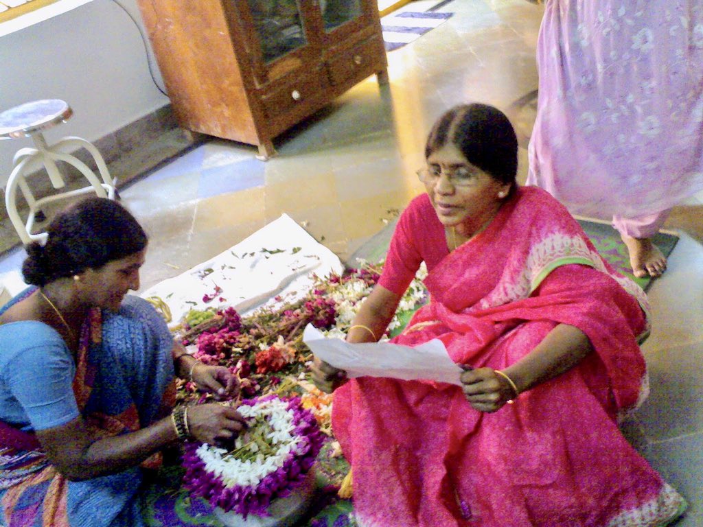 srinu1966's tweet photo. "🌼🌸 Festivals adorned with vibrant blooms – a celebration of color, culture, and nature's beauty. Let the scent of flowers and the spirit of festivity fill your heart! 🌺🌻 #FlowerFestivals #CultureInBloom #NatureCelebration"#Bathukamma2023 #Bathukamma
@DrNomula sister vintage pic but she never ages and her appetite for festivals showing our culture always there and today she is again there in her daughter @ShilpaBharatgir place for evening grand gala celebrations with flowers and some of them she got specially from nearby rivers in village.