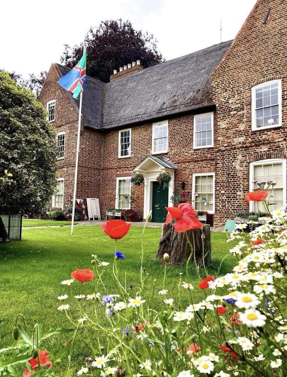 The Lincolnshire flag flying in the grounds of the Manor House, Alford. britishcountyflags.com/2013/06/23/lin… #lincolnshireflag