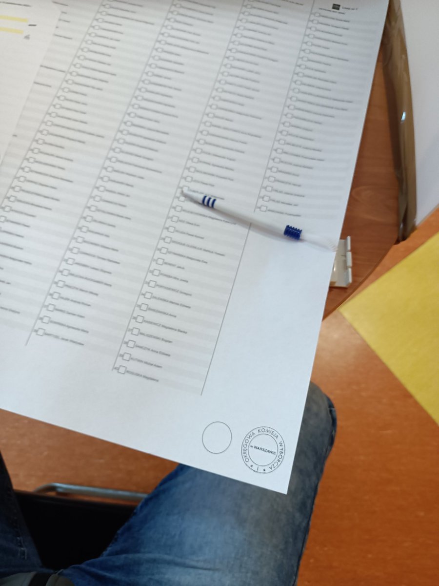 Siedzę, myślę i już wiem.
Oszustwa wyborcze start.
Dostałem kartę bez stępla. To nie przypadek. Karta była z pudełka pod stołem komisji. Dlaczego dostałem bez stępla? Bo zrezygnowałem z karty do referendum! Po interwencji dostałem osteplowaną z pudełka na wierzchu. Oszuści!!!