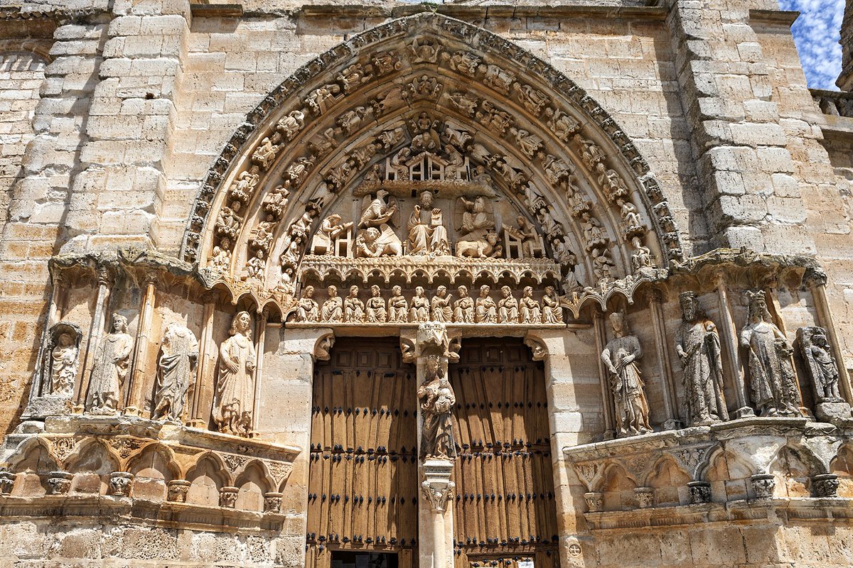 EL CLON DE LA CATEDRAL DE BURGOS 
En la iglesia de Santa María la Real de #Sasamón, podemos ver una réplica de la portada del Sarmental de la #CatedraldeBurgos, fechadas ambas en el siglo XIII.
Dos joyas del arte gótico!!!