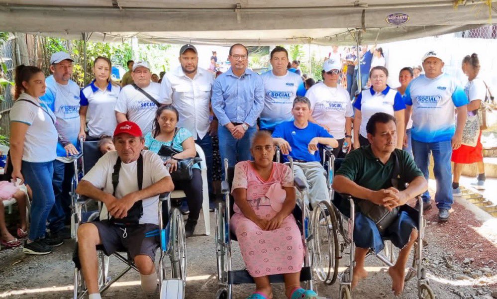 Enrique37488861's tweet photo. Esta mañana El Director Territorial del @ComunitariosES @GermanMunozSS, realizó entrega de #SillasDeRuedas a las personas con discapacidad de Santa Ana, de esta manera ayudándoles a tener una mejor movilidad👩🦼
¡PROMOVIENDO SOLUCIONES PARA LAS COMUNIDADES!
#FilialSantaAna https://t.co/hT73pUa8Cx