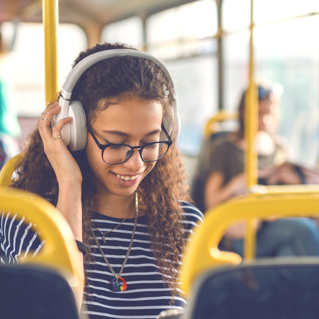 Ferrolbus's tweet image. 🎶 Sabemos que disfrutas mucho de tus #temazos en el #bus.

Con tus #cascos los disfrutarás el doble y sin molestar a los demás pasajeros. 🎧 

¡Gracias por hacer el viaje más agradable a todos!

#AlsaTeLleva #Ferrol #Alsa #TransportePúblico