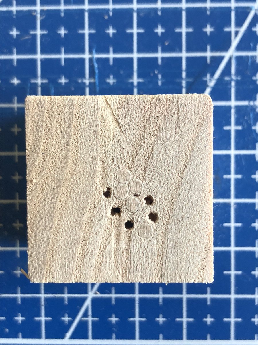 WC_wood13's tweet photo. 象嵌練習一日目。とりあえず5つの穴。
一番上と下はなかなか良い感じ
次は穴の大きさを変えようとするんじゃなくて、嵌め込む側の大きさを穴の大きさに合わせるようにする。
同じ色でやってしまったから次は違う色の木材で。 https://t.co/wZli6jJZyI
