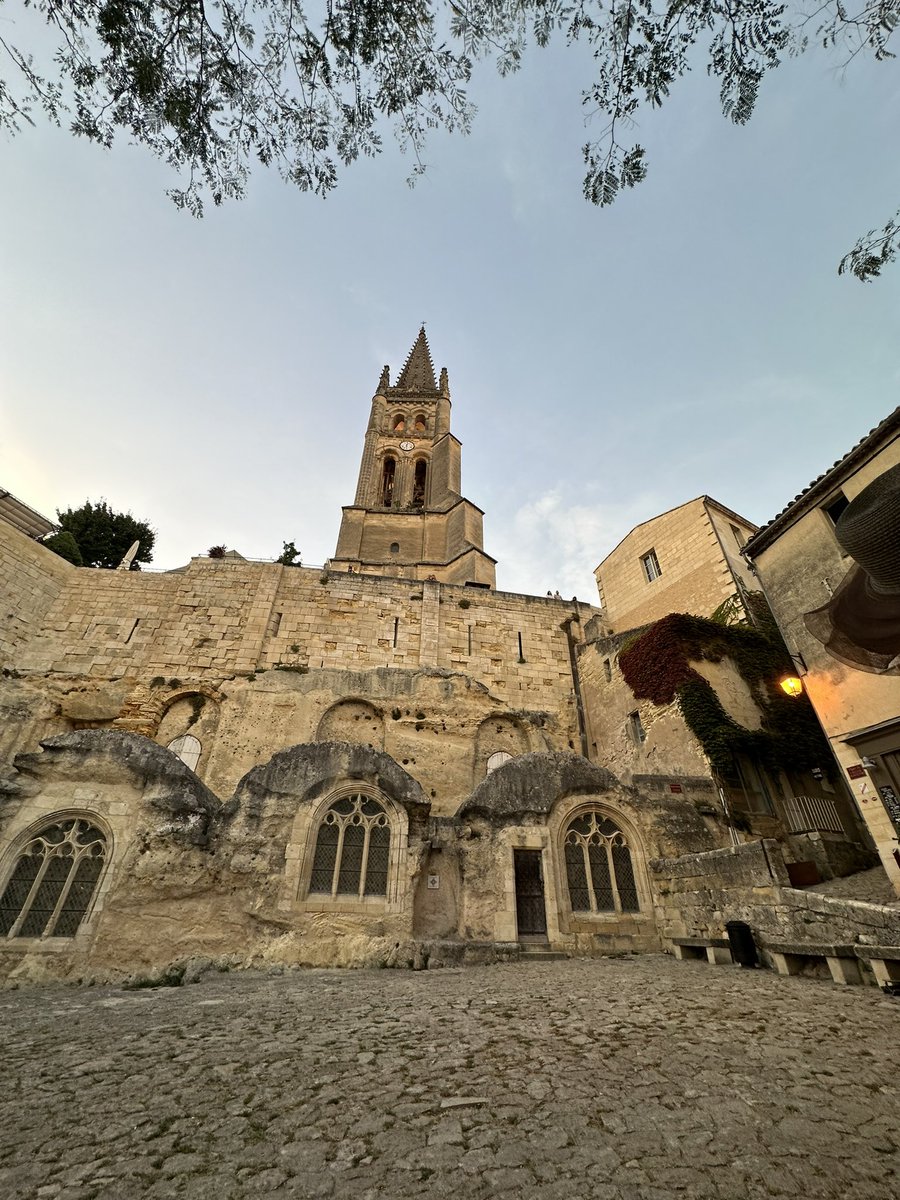 handcraftedtrav's tweet photo. Back in one of my favorite locations in France, and the most picturesque village in the Bordeaux region. Time to wine!

#handcraftedtravel #creatinglifelongmemories #saintemilion #saintemiliontourisme #bordeaux #bordeauxtourisme https://t.co/HKQt0VAeIa