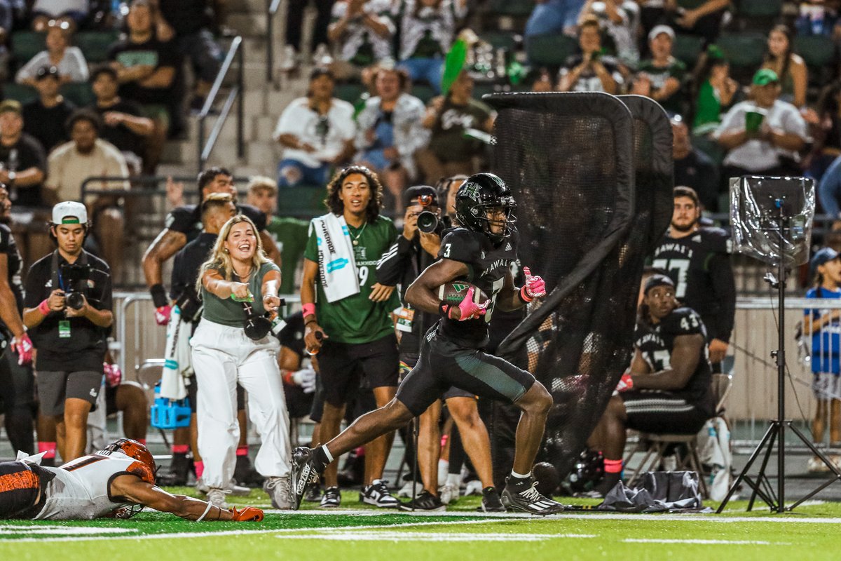 HawaiiFootball's tweet photo. Battled for 60 minutes. Back on the road next week at New Mexico. 

#BRADDAHHOOD x #GoBows 

RECAP ➜ https://t.co/WqIRzNSBv5 https://t.co/FXW2u6UssW