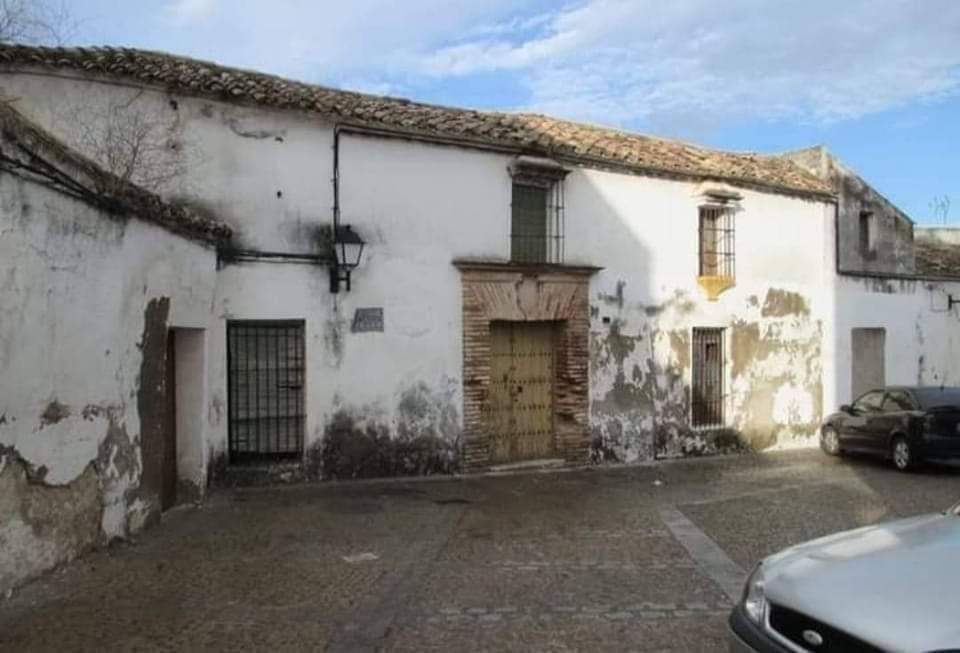 Un padre rico, queriendo que su hijo sepa lo que significa ser pobre, le hizo pasar un día con una familia de campesinos.

El niño pasó 3 días y 3 noches en el campo.

De vuelta a la ciudad todavía en coche, su padre le preguntó:
Qué hay de tu experiencia?

Bueno, ejemplar! -