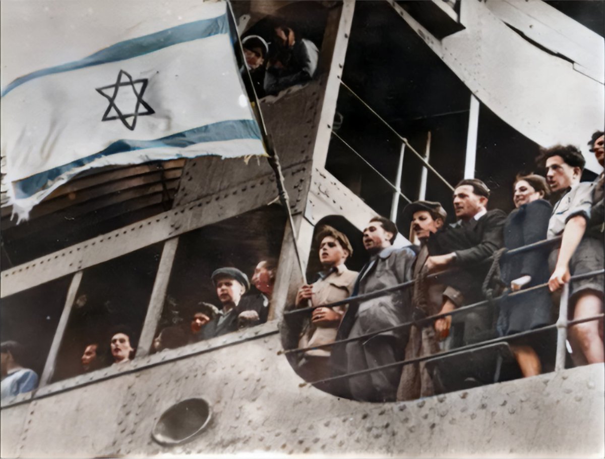 "Los alemanes destruyeron nuestras familias y hogares. No destruyáis nuestras esperanzas".

Con estas pancartas llegaron los colonos sionistas a Palestina en mayo de 1948, hoy les pagan a los palestinos que les acogieron... destruyendo sus familias y sus hogares, igual que los