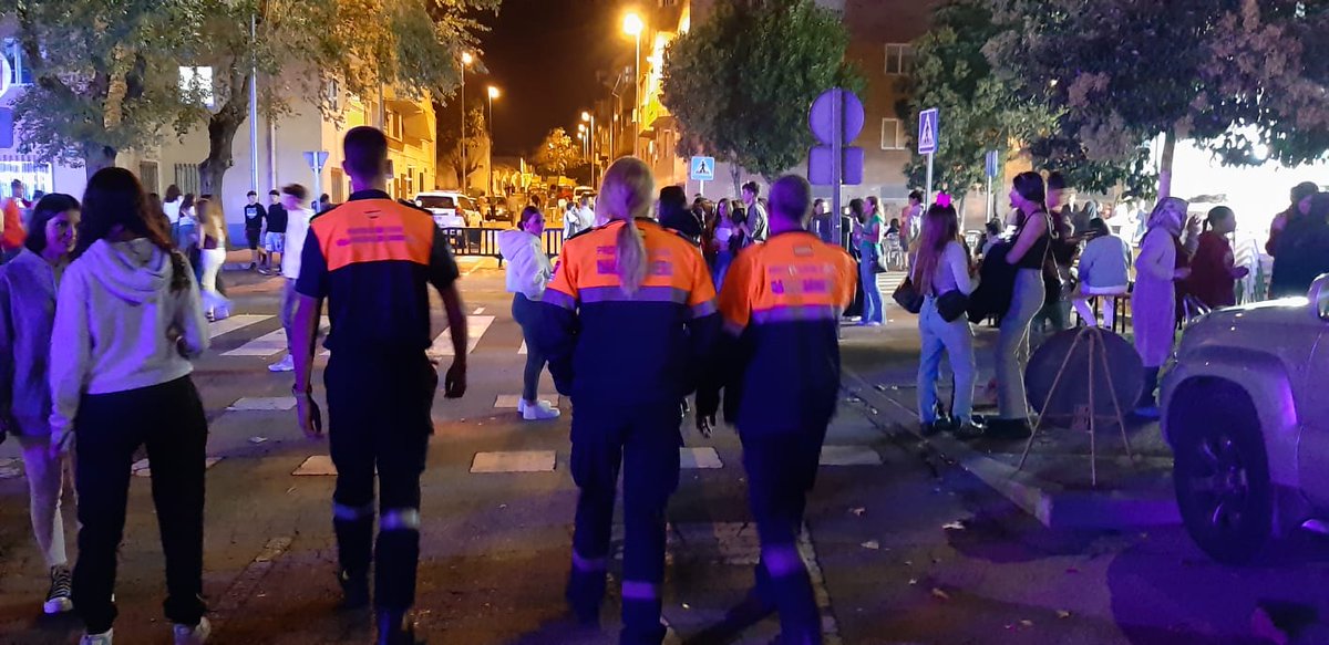 Pcnavalcarnero's tweet photo. Ayer por la noche nos desplazamos ambulancia SVB y 3 componentes a #vvadelpardillo para dar apoyo a @PCvvapardillo en sus fiestas patronales. #ASEM112 #LasProtesCuentan #Navalcarnero https://t.co/QlTqYkpibN