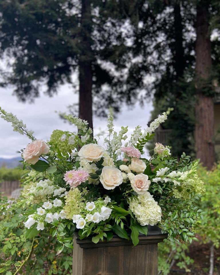 Once in awhile, 
right in the middle of an ordinary life, 
love gives us a fairy tale. ♾️ 

Congrats to S&S on your beautiful, fairytale wedding today @harvest_inn 

#sthelena 
#vineyardwedding
#napavalley
#napawedding
#weddingplanner 
#resortwedding
#blacktie 
#resortwedding