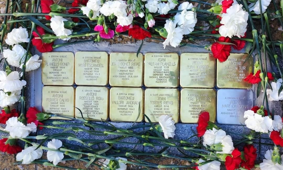 MemoriaMallorca's tweet photo. Avui, fa exactament un any, Memòria Dem. del @goib començava a col.locar les @_Stolpersteine_ i #remstones a #Eivissa. L'acte comptaria amb la col.laboració essencial dels familiars, del @ForumEivissaiF, l' @ajeivissa i els membres la Comissió de Fosses de Balears, entrealtres 👇 https://t.co/Q9Me4i7566