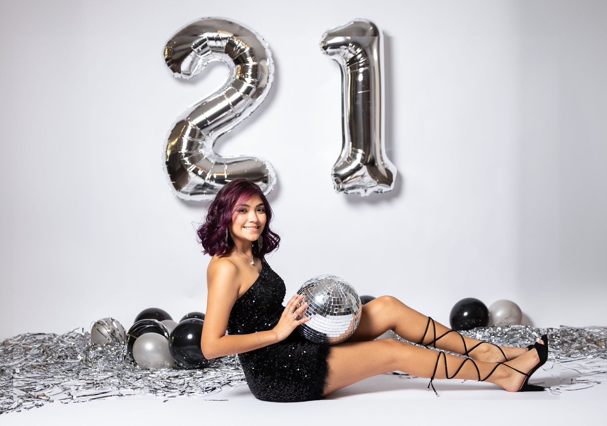 mytzani's tweet photo. happy 21st to me !!! 🥳🪩 https://t.co/yzxGItaDIt