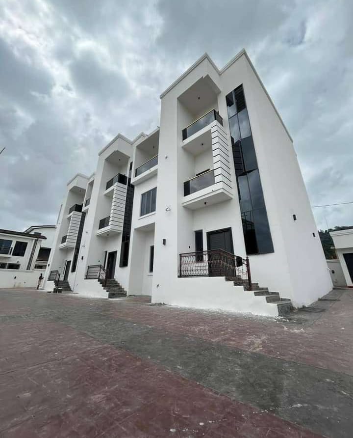 7KeysConsults's tweet photo. *Newly and Executively built 5 bedroom terrace duplexes, 3 in a compound available for letting at Diamond Estate*

*Rent: 4m per Annum/unit....* https://t.co/xOxgwMidci