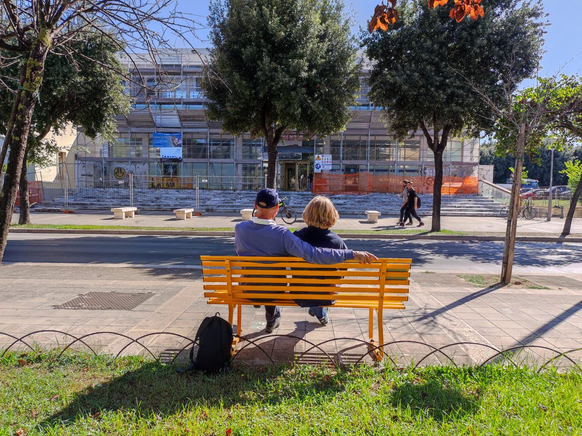 PaolaDeffendi's tweet photo. #veritaegiustiziapergiulioregeni
#scortamediatica
#popologiallo
Lecce, panchina gialla, difronte all' Università,uno sguardo verso i nostri giovani! https://t.co/1VcG3u0GVg